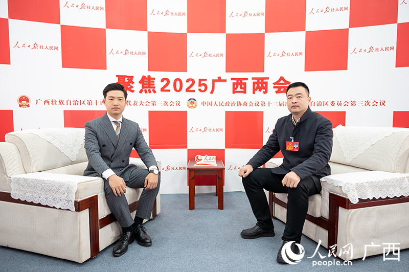 楊正沛代表（右）接受專(zhuān)訪。人民網(wǎng)記者 嚴(yán)立政攝