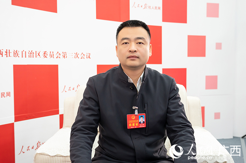 楊正沛代表接受專(zhuān)訪。人民網(wǎng)記者 嚴(yán)立政攝