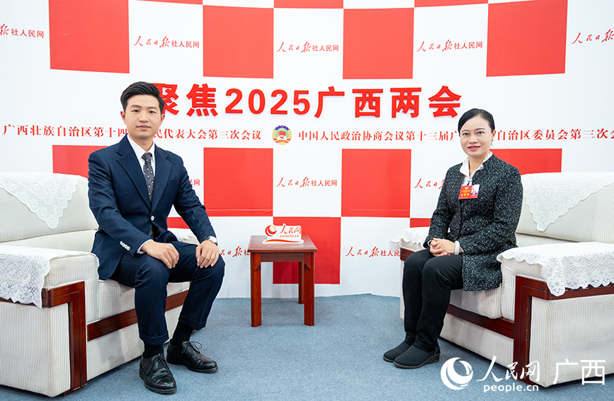 韋朝暉委員（右）接受專訪。人民網(wǎng)記者 嚴(yán)立政攝