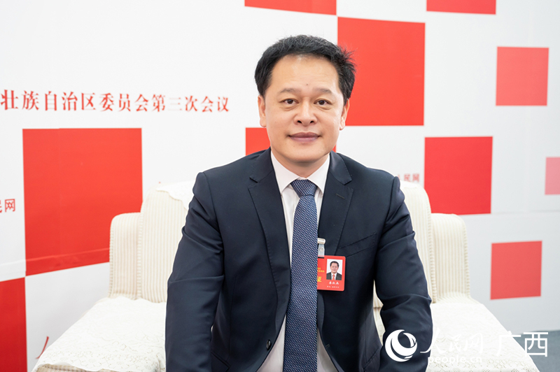 廖紅兵委員接受專訪。人民網(wǎng)記者 嚴(yán)立政攝