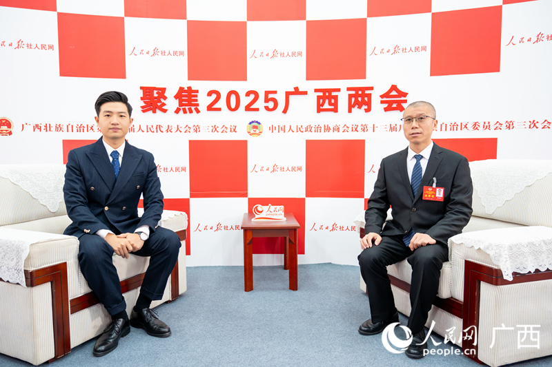 （右）接受采訪。人民網(wǎng)記者 嚴(yán)立政攝