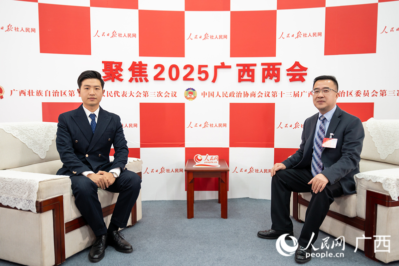 周誠代表（右）接受采訪。人民網(wǎng)記者 嚴(yán)立政攝