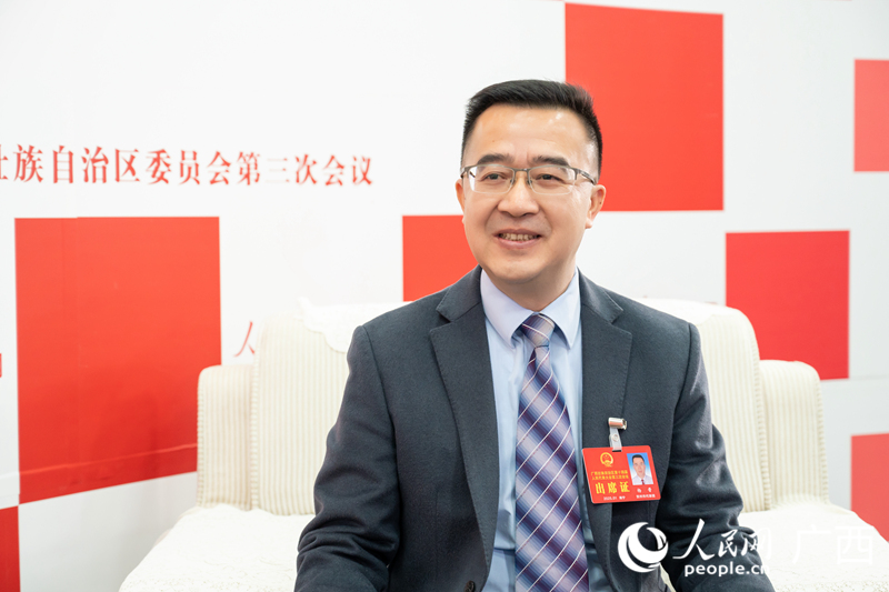 楊晉代表接受采訪。人民網(wǎng)記者 嚴(yán)立政攝