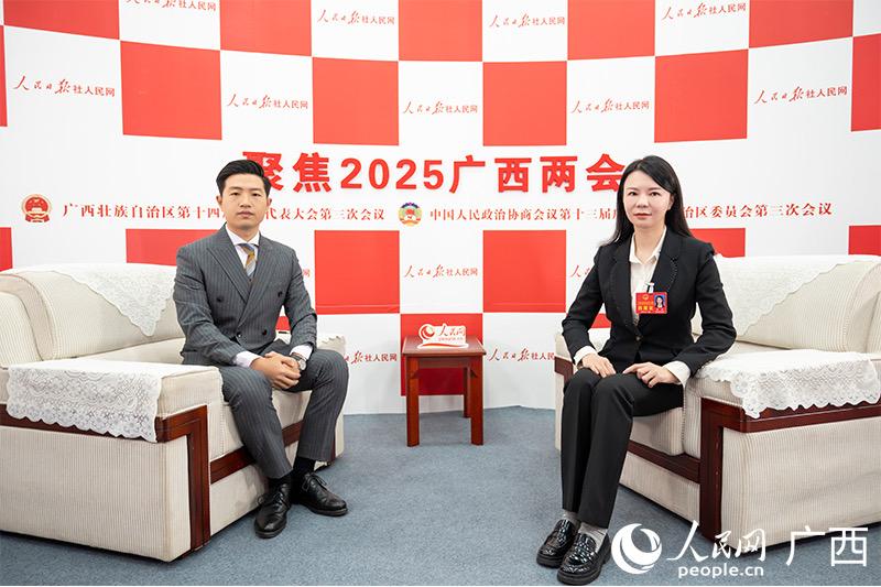 李雪代表（右）接受專訪。人民網(wǎng)記者 嚴立政攝