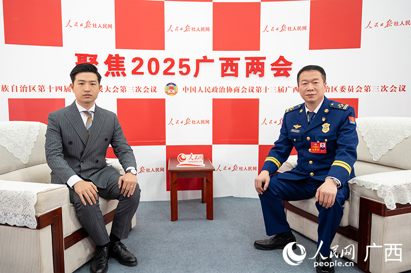 魏廣軍委員（右）接受專訪。人民網(wǎng)記者 嚴(yán)立政攝