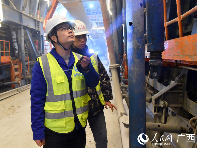 范冬冬在檢查老山隧道混凝土襯砌施工質(zhì)量（胡勇-攝）.jpg