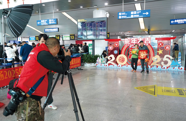 志愿者正在為機(jī)場旅客拍攝全家福