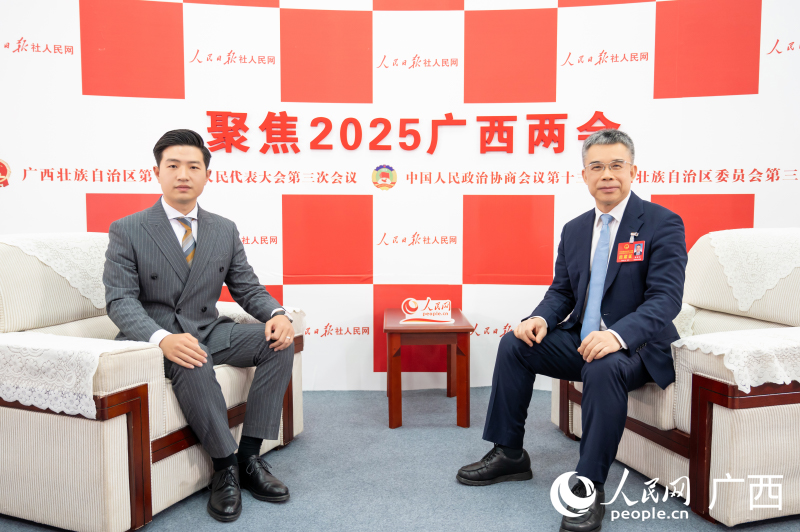 黃智宇代表（右）接受專訪。人民網(wǎng)記者 嚴(yán)立政攝