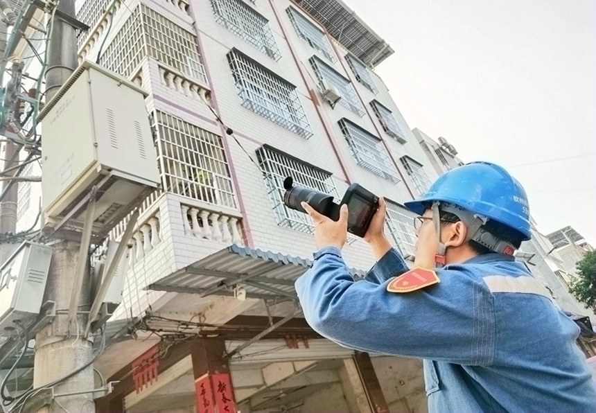 供電人員對(duì)設(shè)備時(shí)行測(cè)溫。