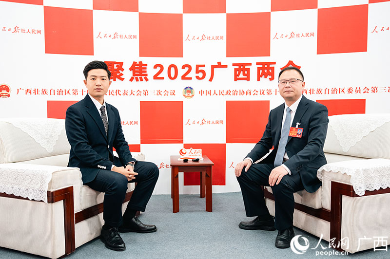 黃俊代表（右）接受采訪。人民網(wǎng)記者 嚴(yán)立政攝