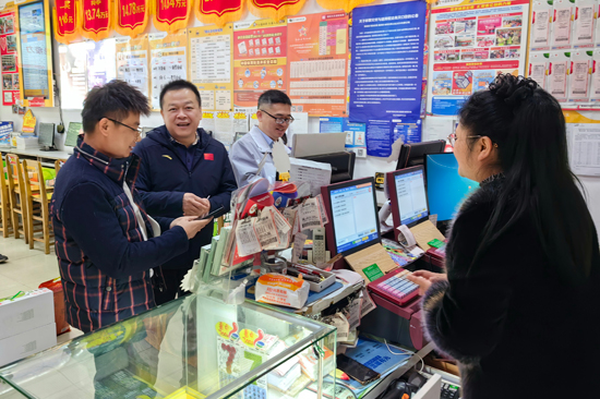 在玉林體彩實(shí)體店調(diào)研。廣西體彩供圖