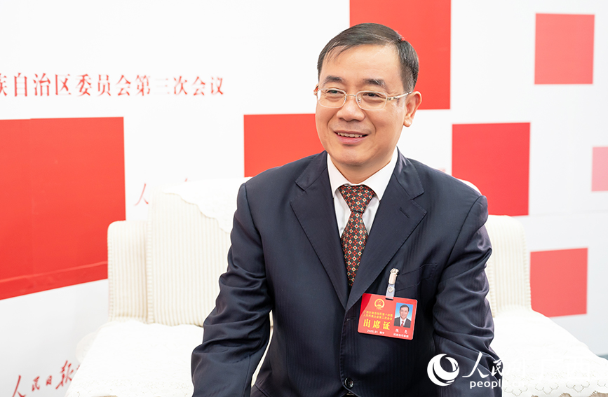 陳亮代表接受專訪。人民網(wǎng)記者 嚴(yán)立政攝