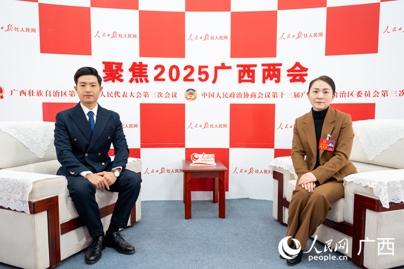 代表（右）接受采訪(fǎng)。人民網(wǎng)記者 嚴(yán)立政攝