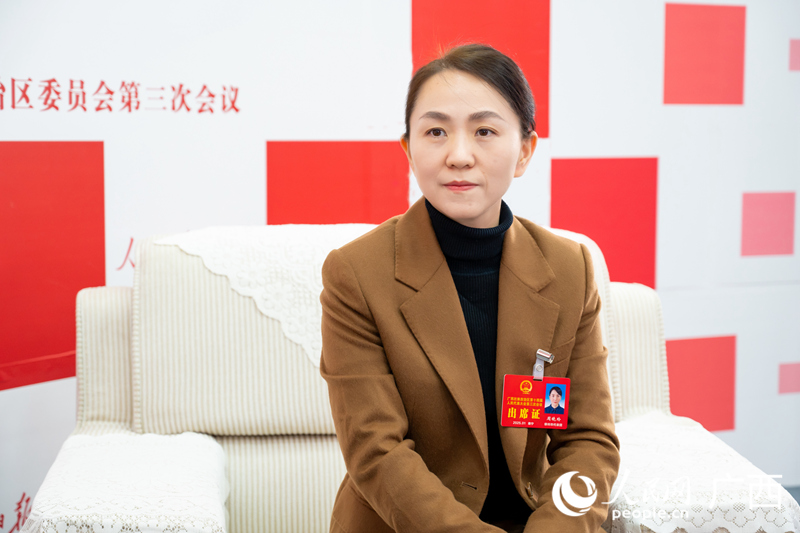 周曉玲代表接受采訪(fǎng)。人民網(wǎng)記者 嚴(yán)立政攝