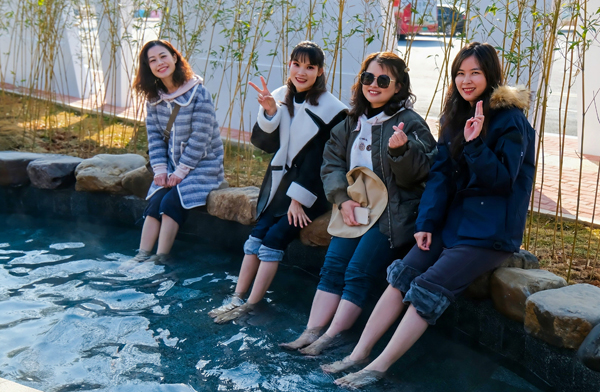 游客現(xiàn)場體驗溫泉。賀州市文旅局供圖
