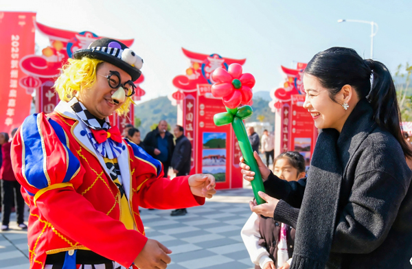 與游客互動。賀州市文旅局供圖