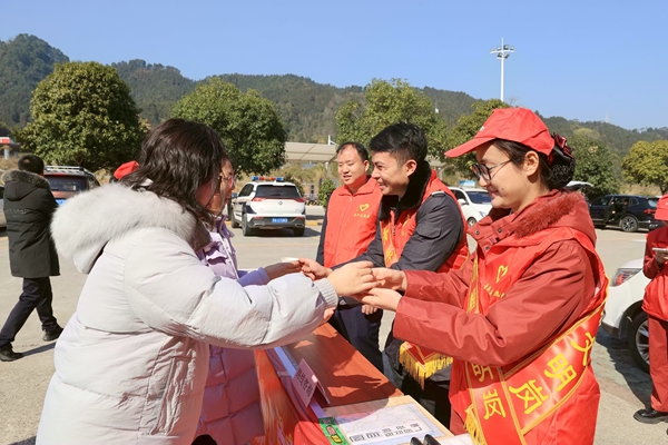 志愿者邀請(qǐng)過往司乘喝姜茶。