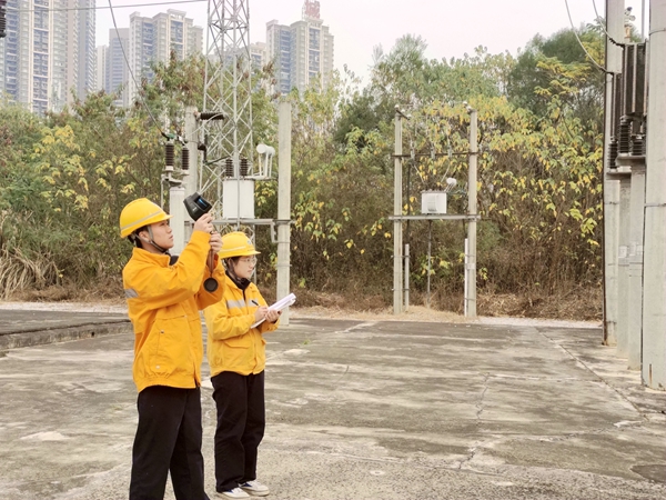 圖為南寧供電段青年突擊隊隊員進行室外變壓器紅外測溫。韋涵淑攝