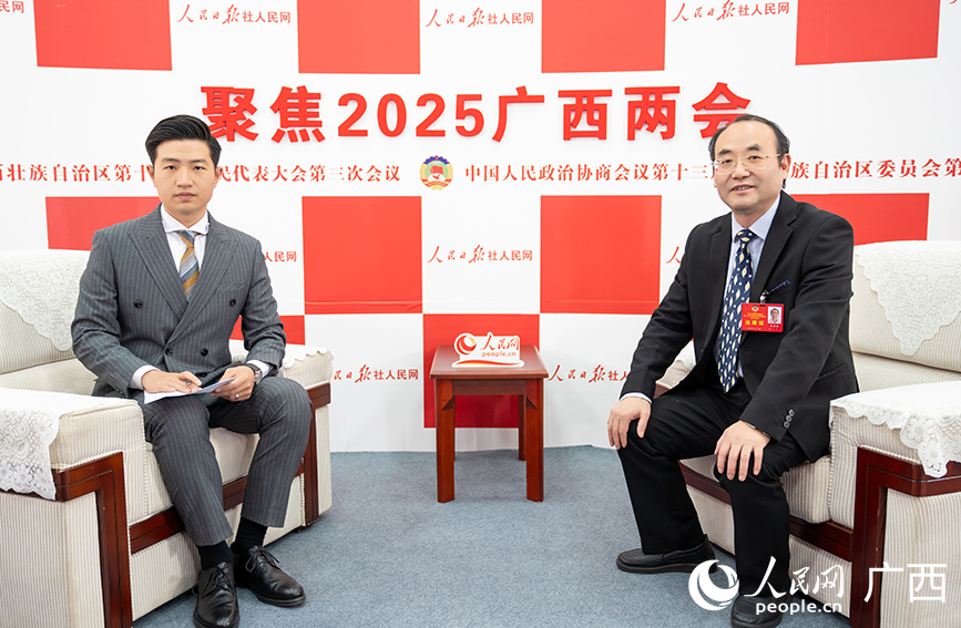 元昌安委員（右）接受專訪。人民網(wǎng)記者 嚴立政攝
