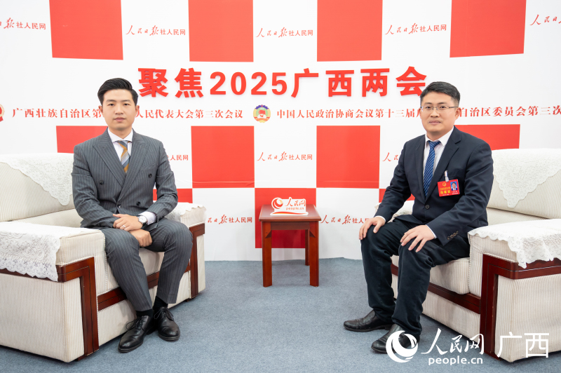 周印章代表（右）接受專訪。人民網(wǎng)記者 嚴(yán)立政攝