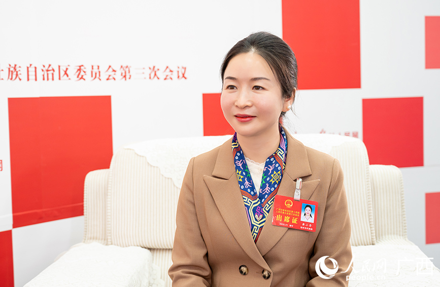 黃小雪代表接受專訪。人民網(wǎng)記者 嚴(yán)立政攝