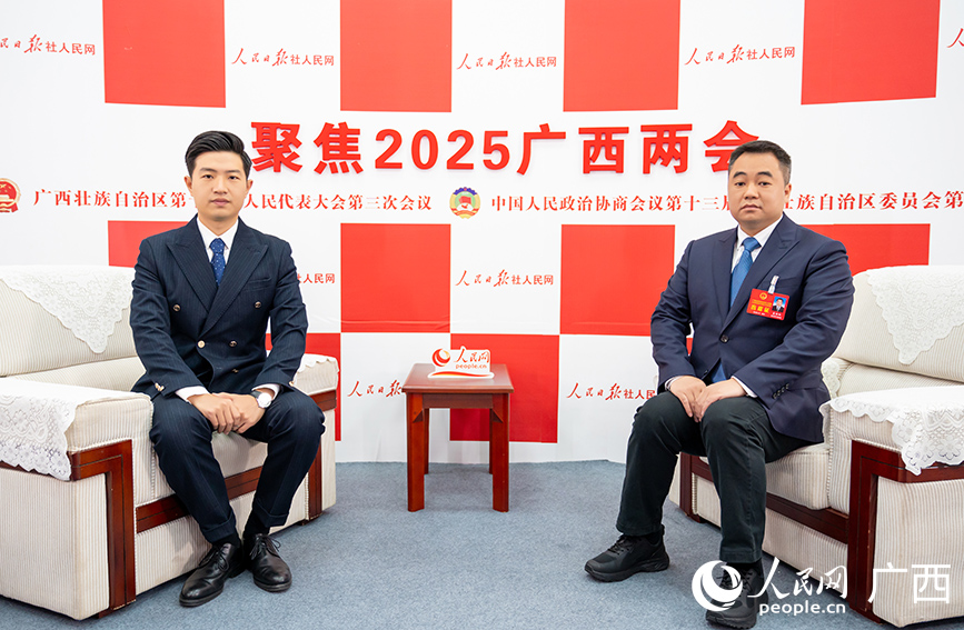 藍(lán)海鵬代表（右）接受專訪。人民網(wǎng)記者 嚴(yán)立政攝