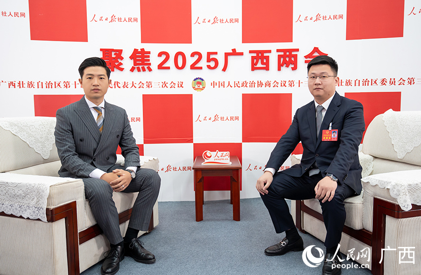 林濤代表（右）接受專訪。人民網(wǎng)記者 嚴立政攝