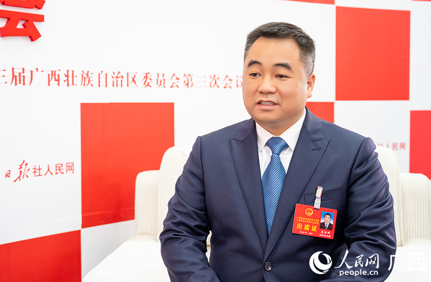 藍(lán)海鵬代表接受專訪。人民網(wǎng)記者 嚴(yán)立政攝
