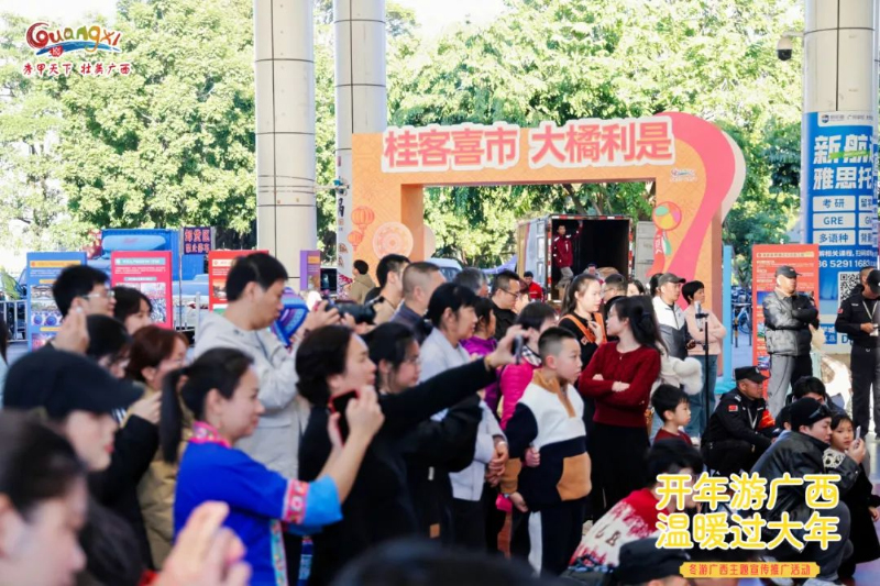 集市人頭攢動。主辦方供圖