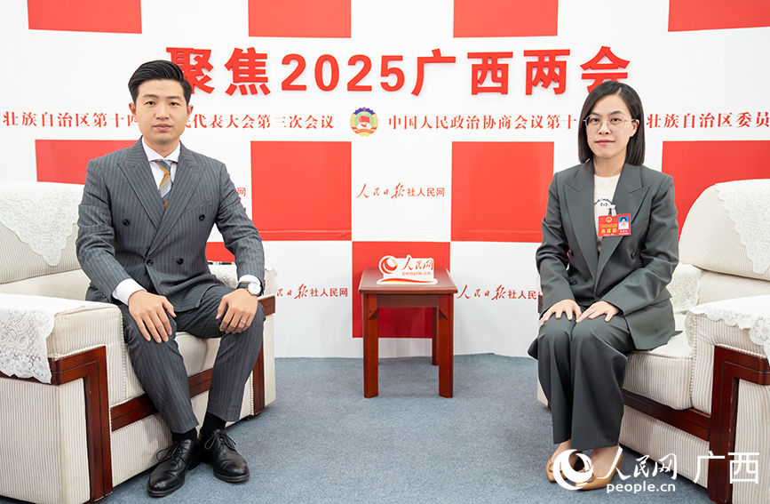 賴園園代表（右）接受專(zhuān)訪。人民網(wǎng)記者 嚴(yán)立政攝