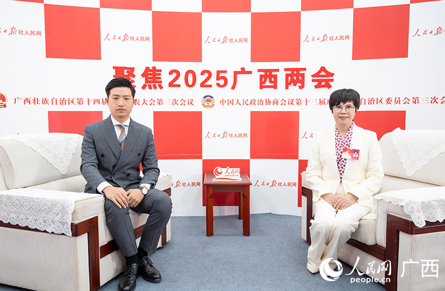 覃穎代表（右）接受專訪。人民網(wǎng)記者 嚴(yán)立政攝