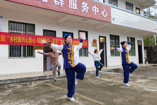 壯醫(yī)三氣養(yǎng)生操。吳小紅攝