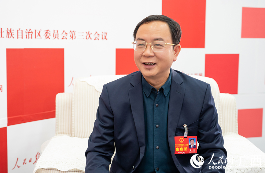 藍勝代表接受專訪。人民網(wǎng)記者 嚴立政攝