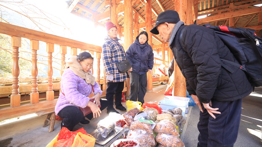 顧客正在購(gòu)買(mǎi)舒云家攤位的柚子糖