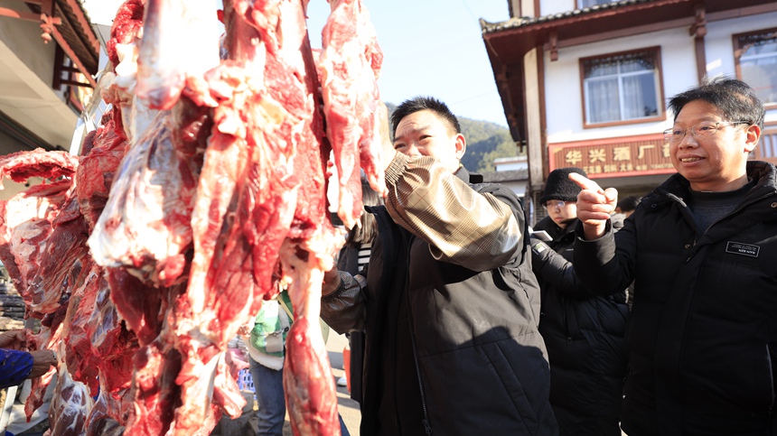 牛肉攤前顧客絡(luò)繹不絕