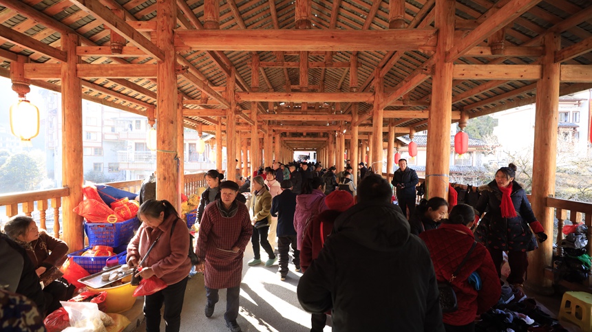 風(fēng)雨橋上人頭攢動(dòng)，熱鬧非凡