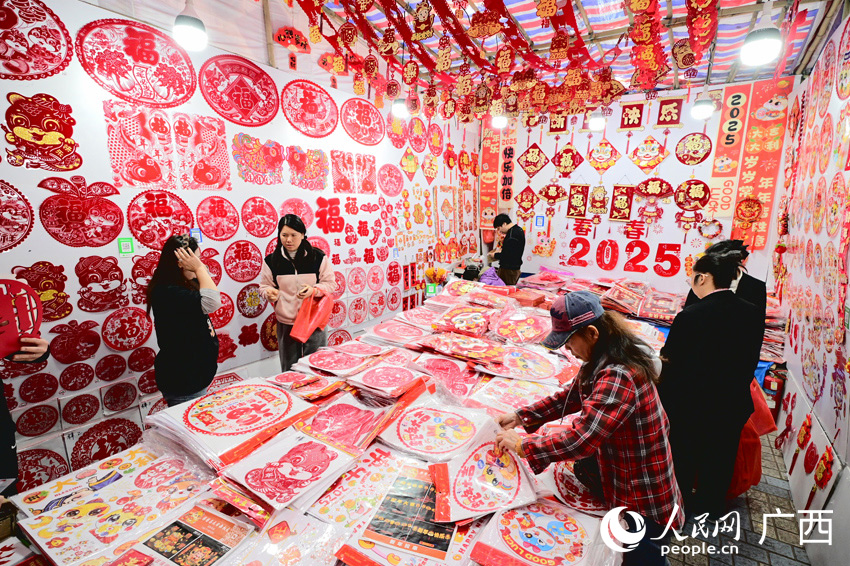 市民正在挑選新春裝飾。人民網(wǎng) 雷琦竣攝