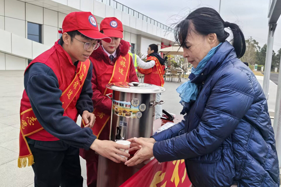 志愿者向司乘人員提供姜糖水。