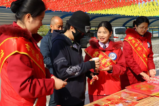工作人員向司乘人員贈送新春禮品。