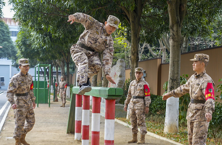 武警官兵快速通過獨木橋。歐陽明君攝