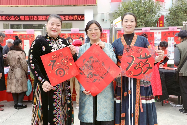 望仙坡民族團結(jié)三姐妹。黃玉瑩攝