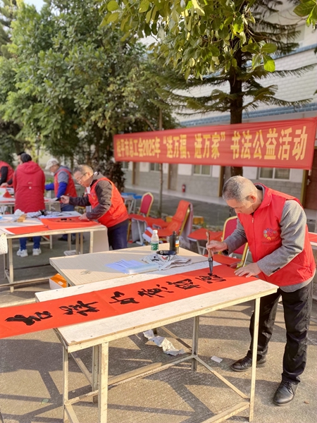 書法家正在為職工群眾寫春聯(lián)。