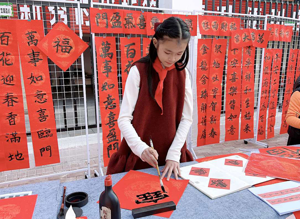 寫春聯(lián)。蘇玉曉攝