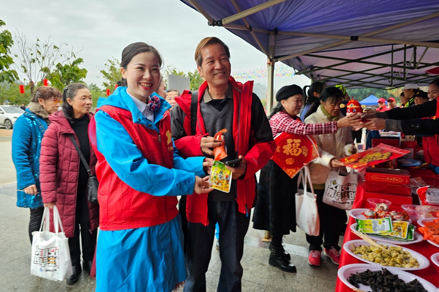 旅客在欽州西服務區(qū)品嘗特色美食。王秋實攝