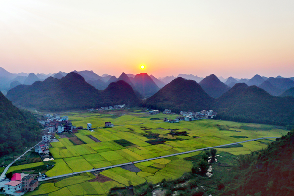 航拍土博鎮(zhèn)土博村。蘭德波攝