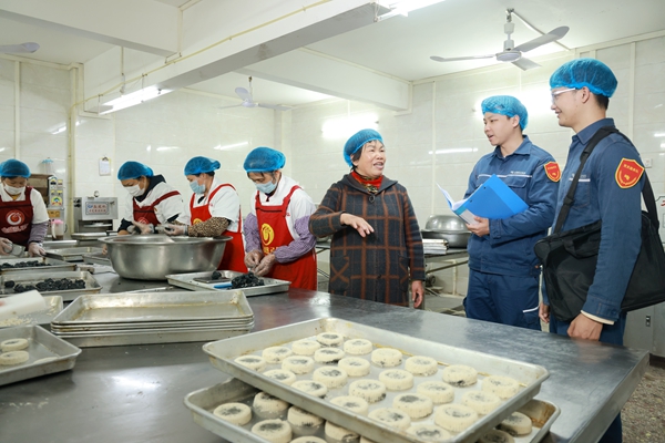 黨員服務(wù)隊(duì)了解年貨企業(yè)生產(chǎn)情況。