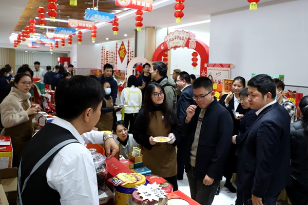 職工們精心挑選著心儀的商品。曹富林?jǐn)z