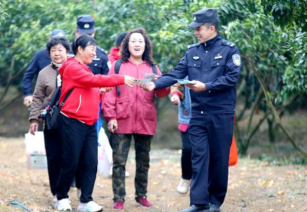 民警與果園游客熱情交談
