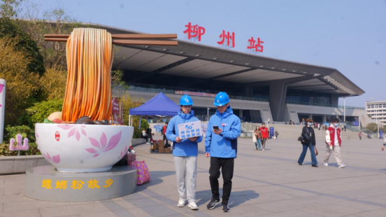 廣西移動(dòng)保障人員車(chē)站開(kāi)展網(wǎng)絡(luò)保障工作。劉敏攝