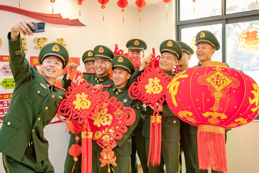 武警官兵們拍照留念，記錄美好瞬間。